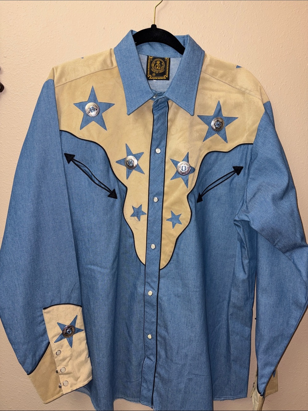 Men’s Vintage Western Star Appliqué Button-Up Shirt in Light Blue & Tan
